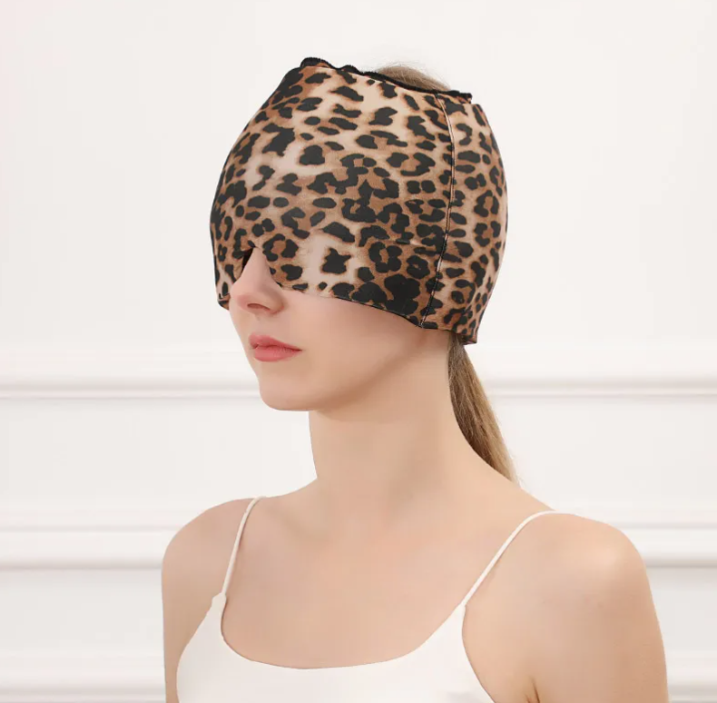 Bonnet en gel Cocon Détente léopard porté sur la tête, vue de profil